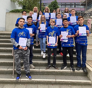 Unsere glücklichen Sporthelfer mit ihrem Zerti­fi­kat