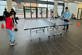 Tischtennis in der Pause
